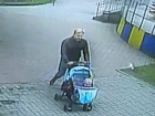 Блондина, выгуливающего детскую коляску в Ростове, разыскивает девушка из-за драгоценностей