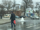 Коммунальный фонтан на оживленной дороге в Таганроге сняла на видео изумленная автоледи