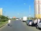 «Бессмертная» девушка с флажком толкала детей под колеса возмущенных автомобилистов в Ростове