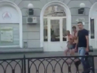 "Танцующие" на тротуаре горячие парни в семейных трусах рассмешили жителей Ростова