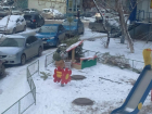 В Ростове жители многоэтажки выбрасывают елки на детскую площадку