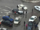Раненый мужчина в крови выбирался из взорвавшегося "Мерседеса" в Ростове