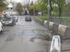 Огромная яма спровоцировала длинную пробку на автомобильном мосту в Ростове