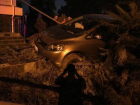 В Ростовской области автомобиль снес столб на тротуаре