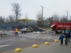 На парковке «Ленты» в Ростове загорелся «Мерседес»