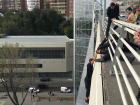 В Ростове полицейские спасли мужчину, который хотел прыгнуть с Ворошиловского моста