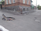 Больше месяца власть в Ростове игнорирует огромную яму посередине дороги