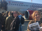 Алена Апина прилетела в Ростов в компании неожиданно трезвого оркестра
