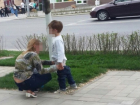 Устроившая на тротуаре общественный туалет для своего ребенка мать вызвала бурю гнева у жителей Ростова