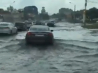 Желающие попасть на море автомобилисты воплотили свои мечты на затопленной улице Ростова