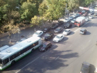 Мусоровоз протаранил троллейбус и спровоцировал пробку в Ростове 