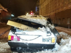 ВАЗ раздавило снежной "лавиной" с крыши в Ростовской области