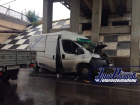 Микроавтобус «Фиат» влетел в мост на Стадионной