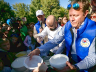 Известный телеведущий попробовал гигантский курник на грандиозном фестивале в Ростове 