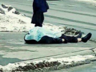 Мужчина потерял сознание и умер на глазах у шокированных прохожих на тротуаре Ростова