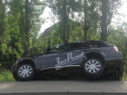 Элитный Land Rover «прилег отдохнуть» на тротуар, избежав лобового ДТП в Ростове на видео