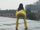 Задорный танец горячей мокрой брюнетки на крыше Ростова попал на видео