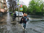 Сделавший приятное блондинке на мокрой улице Ростова «рыцарь» в белых кроссовках восхитил горожан