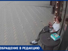 Курение вредит здоровью, а чужое имущество — карме: в Ростове женщина украла пепельницу прямо под камерой