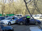 Задом "поцеловал" машину ГАИ сбежавший с парковки седан в Ростове