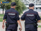 В Таганроге женщина и ее сын избили полицейских за снесенный ларек