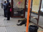 Труп мужчины на автобусной остановке Буденновский-Садовая испугал ростовчан 