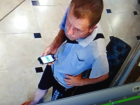 Ловкая кража гироскутера разносчиком объявлений в многоэтажке Ростова попала на видео