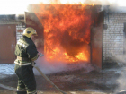 Частный гараж вместе с машиной и водителем загорелся в Ростовской области