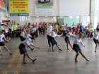 Ростовские стюардессы станцевали для пассажиров под хиты 90-х 