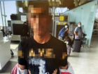 В Платове задержали иностранца в футболке с экстремистской надписью