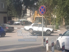В Ростове бесстрашный водитель погрузчика взвалил в свой ковш чужую машину