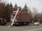 На Зорге фура на скрости протаранила фонарный столб