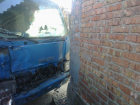 В Ростове-на-Дону грузовик и иномарка на полной скорости врезались в остановку 