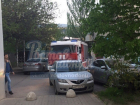 Припаркованный у горящей квартиры автомобиль преградил путь пожарным в Ростове