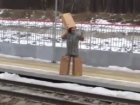 Чудаковатый человек-коробка с высшим образованием в Ростове попал на видео