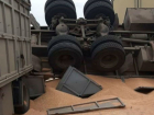В Ростовской области на трассе перевернулся грузовик с зерном