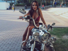 «Обнаженная» мускулистая красотка на серебристом байке в Ростове потрясла поклонников