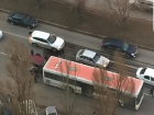 ДТП с ВАЗом и автобусом привело к затоплению маслом улицы в Ростове