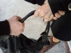 Агрессивный рецидивист отобрал сумку у лежащей на асфальте женщины в Ростовской области