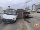 «Газель» перевернулась и смяла легковушки в Ростове