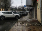Огромные глыбы фасада старого дома обрушились на головы матери с ребенком в центре Ростова