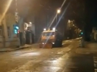Укатавшие несколько машин снега в асфальт ленивые коммунальщики Ростова попали на видео