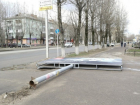 В Ростове на женщину упал рекламный щит
