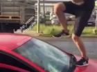 Старенькая иномарка отомстила «избившему» ее автовладельцу в Ростове на видео