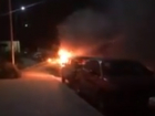 Объятый адским пламенем дорогущий Nissan во дворе Ростова ужаснул горожан на видео