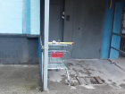 Угнанный "транспорт" из гипермаркета приковали к стене подъезда в Ростове