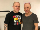 В обнимку с вокалистом The Prodigy прикрепил перья к лысой голове артист Павел Деревянко из Ростова