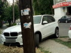 «Царская» парковка автохама на BMW поперек пешеходной тропы привела в бешенство ростовчан