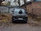 Мгновенная карма в виде мешка с мусором настигла «неразумно припарковавшийся» внедорожник в Ростове