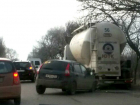 Нелепое ДТП: легковушка протаранила цементовоз на шоссе в Ростовской области